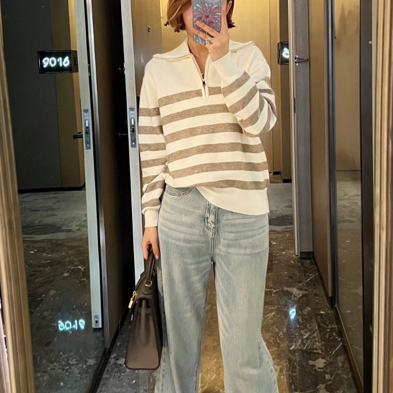 Spring knitted sweater with a round collar with zipper