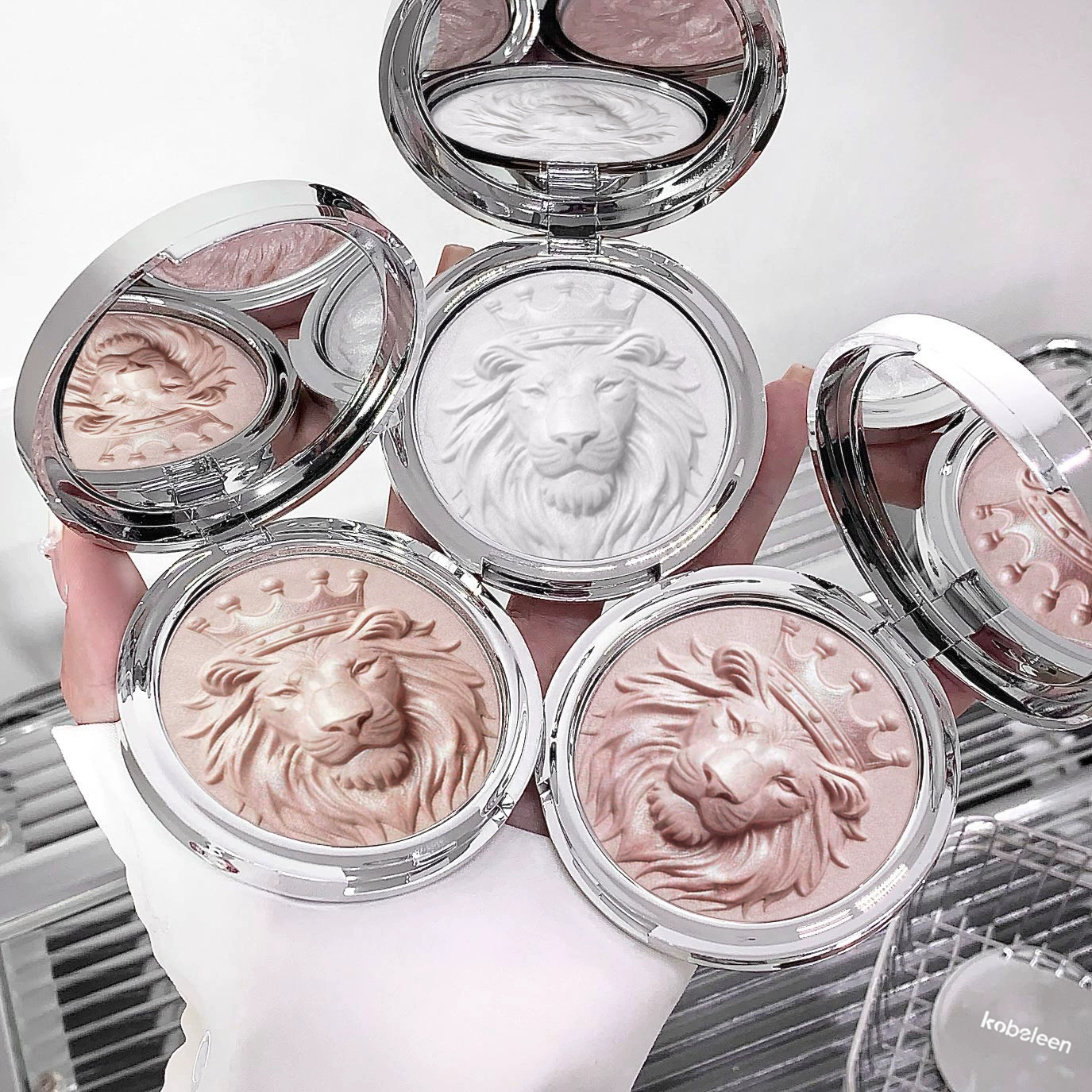 Палетка хайлайтеров Kobeleen Lion Series: сияющий картофельный мусс, нежная и изысканная атмосфера, перламутровый финиш, мелкий шиммер