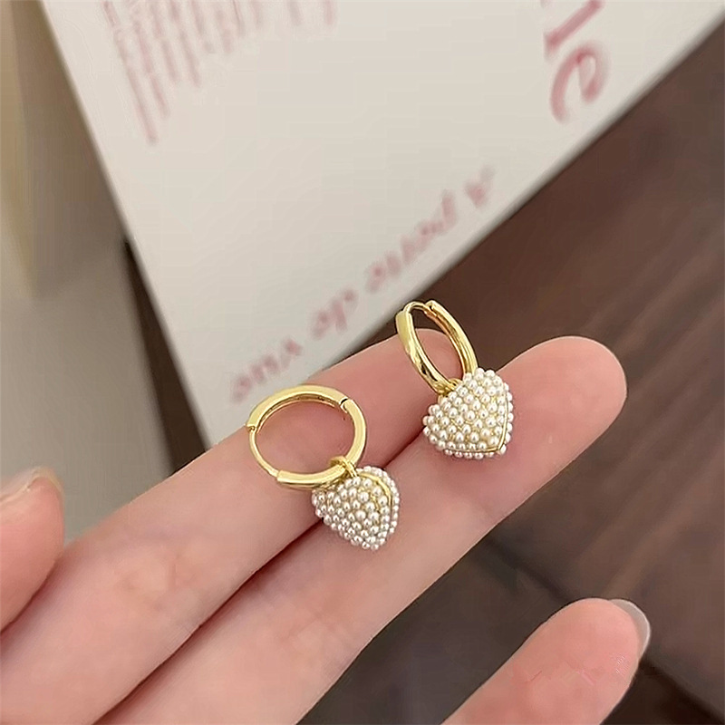 Pequenos brincos de coração com pérolas, design elegante_voghion.com