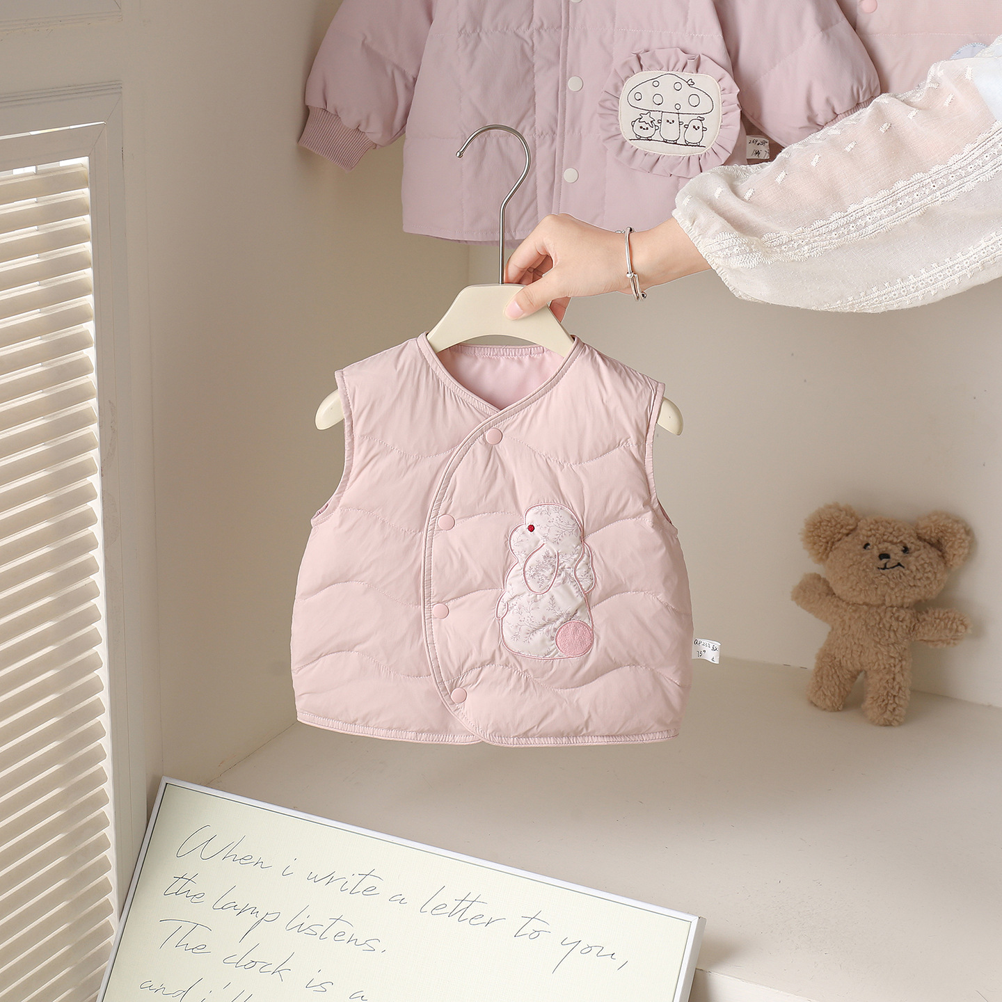 Baby down vest, lightweight autumn and winter style, cute and adorable for little girls, can be worn as an outer layer, providing warmth