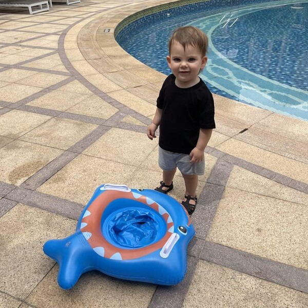 Inflatable children's chair for swimming