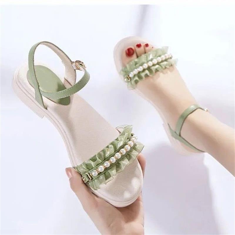 Sandalias de playa de viento de hadas 2025 verano nuevo estilo con falda, estilo de estudiante plano, sandalias de perlas de una sola palabra, mujer