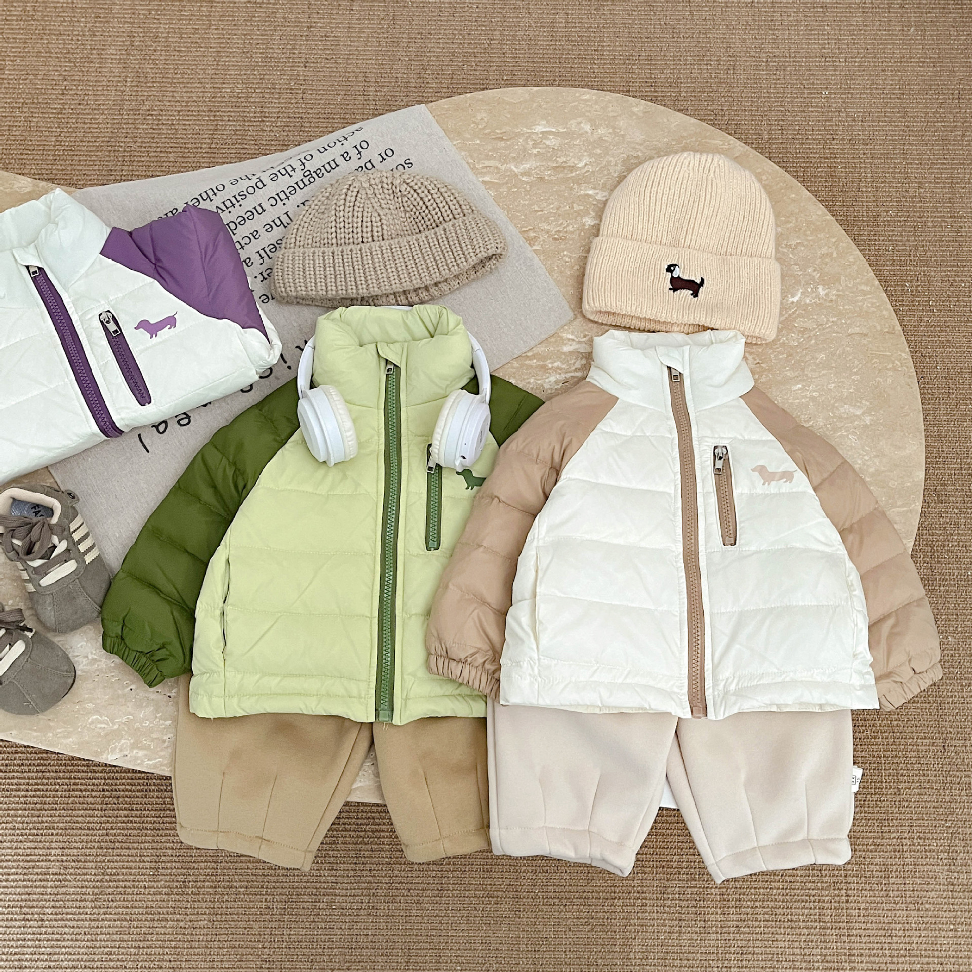Invierno de bebé chaqueta de plumón 2025, nuevo estilo de bebé color blanco chaqueta de chaqueta de invierno, ropa caliente ligera para niños
