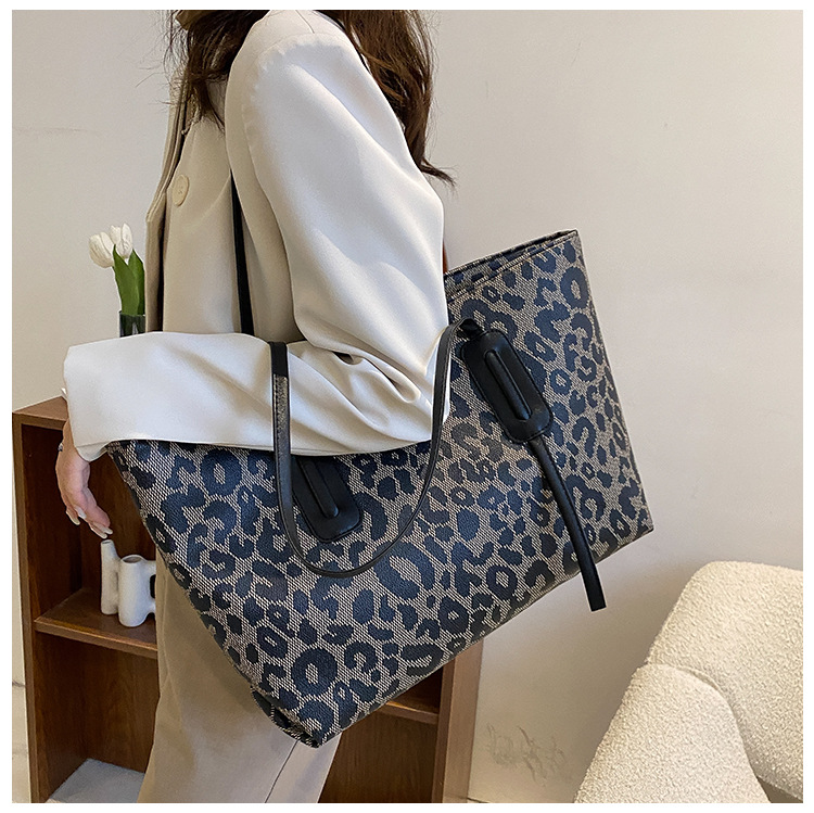 Women's Large Pu Leather Leopard Vintage Style Zipper Tote Bag display picture 2