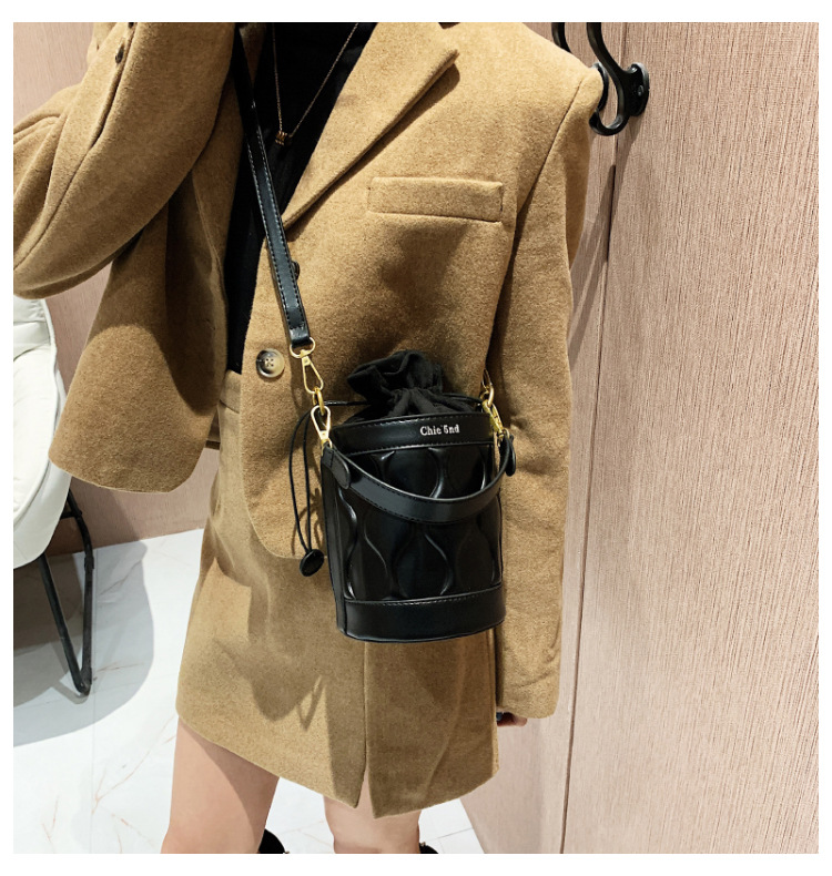 Portable Small Bag Autumn And Winter 2021 New Texture Messenger Bucket Bag display picture 2