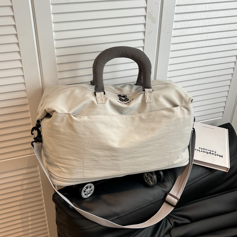 Universal capacious travel bag