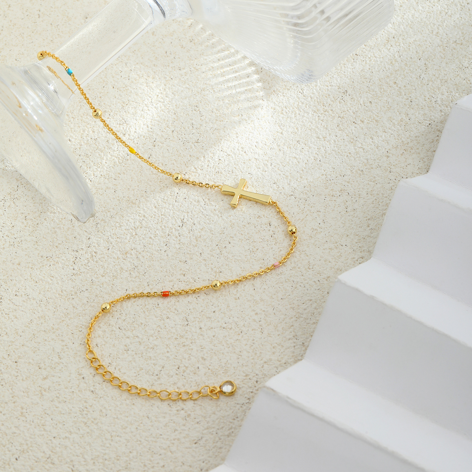 Tobillera de perlas con cruz dorada joya de pie de lujo_voghion.com