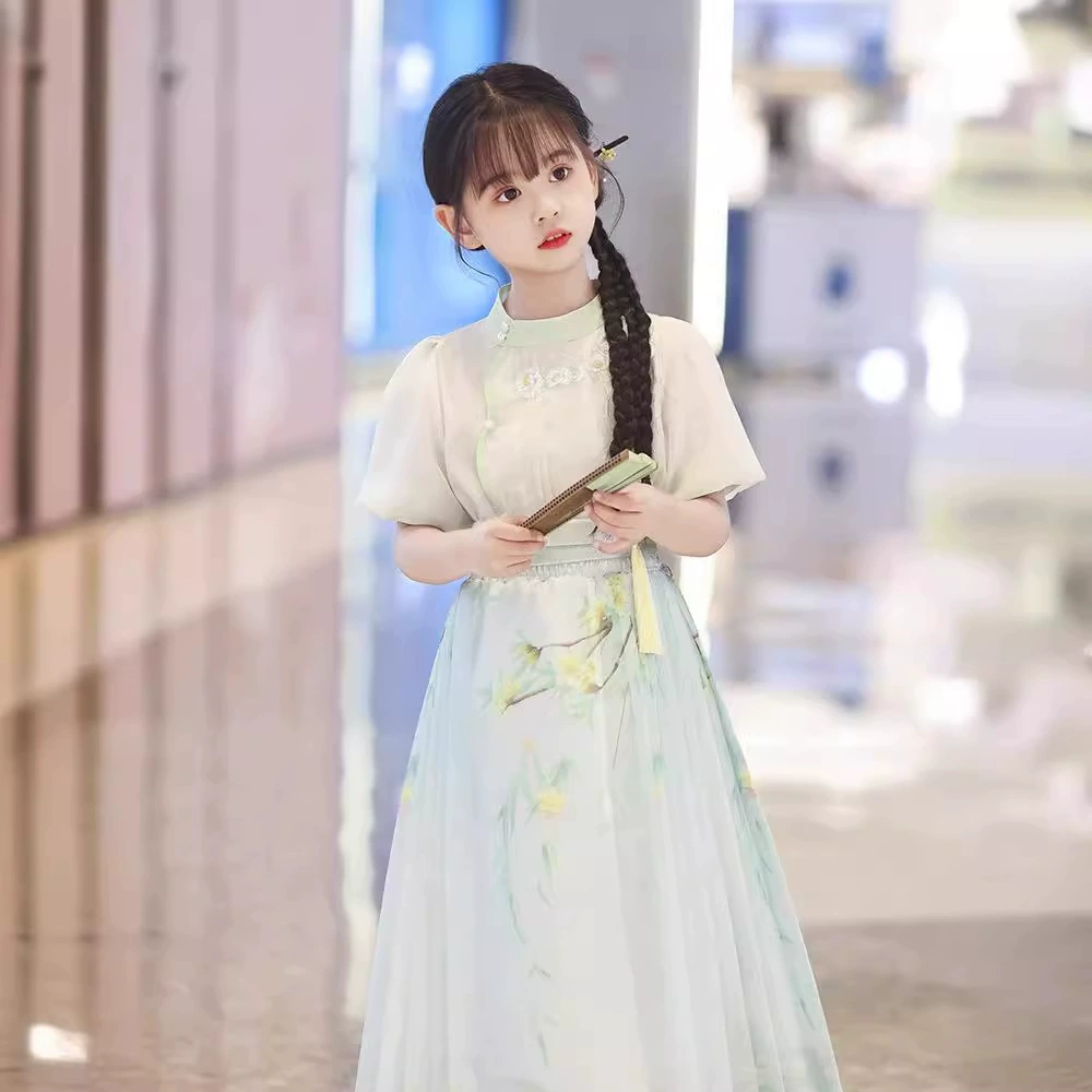 Девушка юбка с конским лицом с короткими рукавами