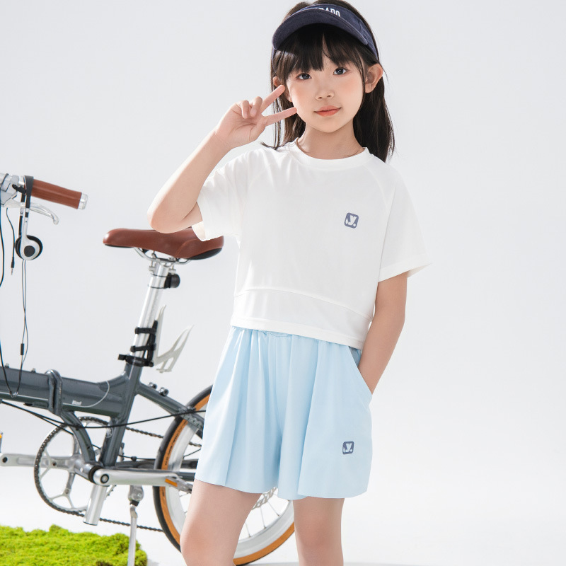 女の子の速乾性スポーツスーツ、夏の女の子のバドミントントレーニングスーツ、子供用半袖パンツとスカート、中型および大型の子供用アウトドア服