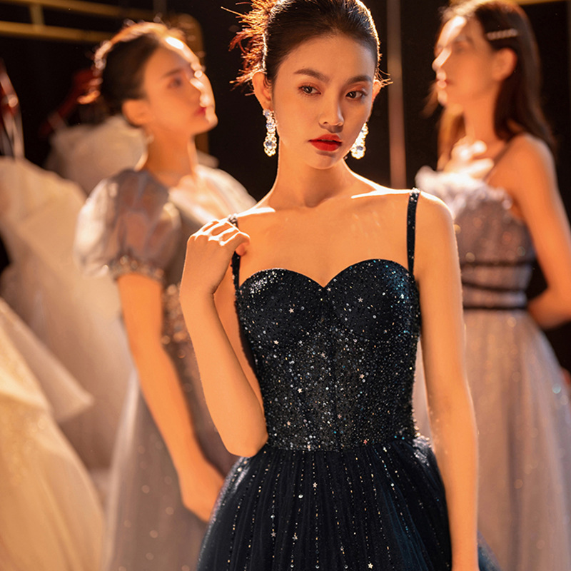 Serie de cielo estrellado vestido de noche de gama alta luz temperamento de lujo sentido transfronterizo nicho nueva reunión anual vestido de anfitrión largo de las mujeres
