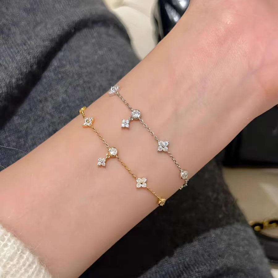 Four-Leaf Flower Tassel Bubble Diamond Bracelet for Women, Accessible Luxury, High-End, Exquisite Elegant, Fashionable Niche Hand Jewelry for Gifts