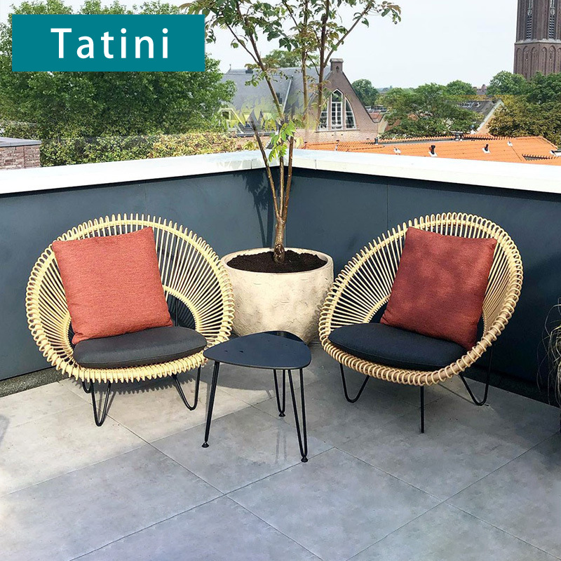 Conjunto de tres piezas de muebles de ratán para exteriores: silla, mesa de centro y sofá de ratán, para patio, balcón, jardín, estilo del Sudeste Asiático, para alojamientos.