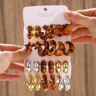 �W���͹��������L����ɫ���۶�����bС���߼����A��Ȧ���h���Ů