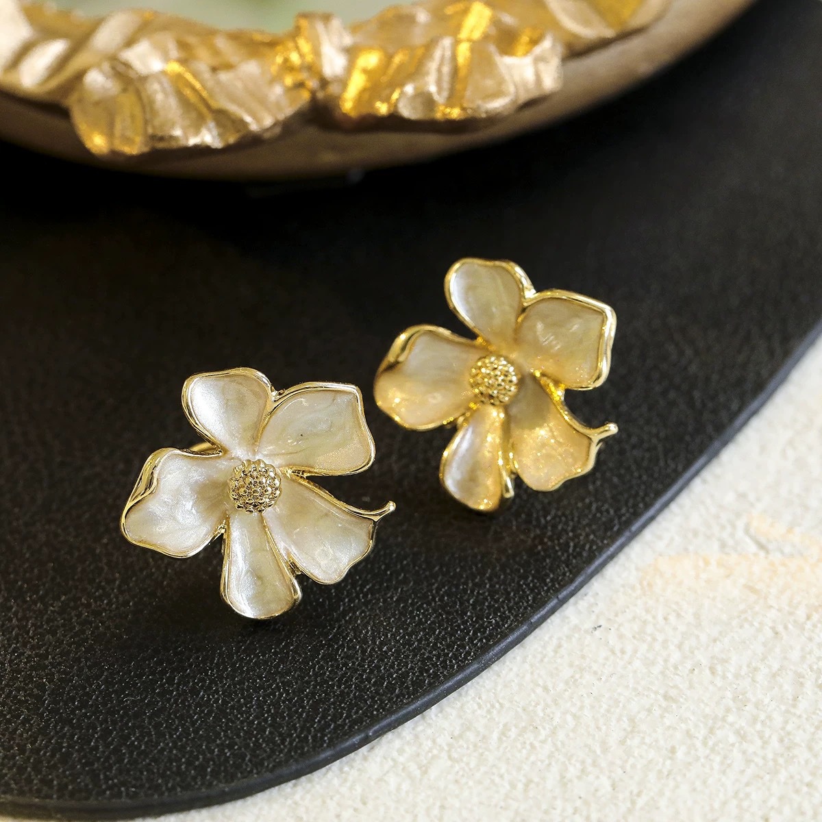 Chanel-style drop glaze flower earrings for women, elegant and sweet gardenia flower earrings, light luxury with a high-end feel, new earrings