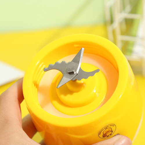 Wholesale Manufacturer Small Yellow Duck Juicer, Mini Multifunctional Portable Charging Juicer Cup, Household Separating Juice Maker