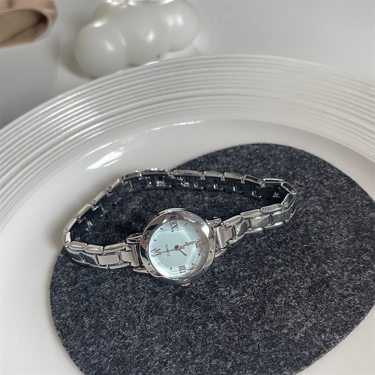 French Niche Watch with Thin Strap, Light Luxury, Simple, Versatile, Fashionable, Lazy Style, Workplace, Official, General Quartz Watch for Women