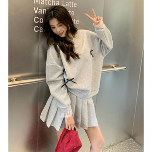 Korean version of the 2024 autumn and winter new fashion lazy wind round neck three-dimensional bow sweater A- line pleated skirt two-piece set