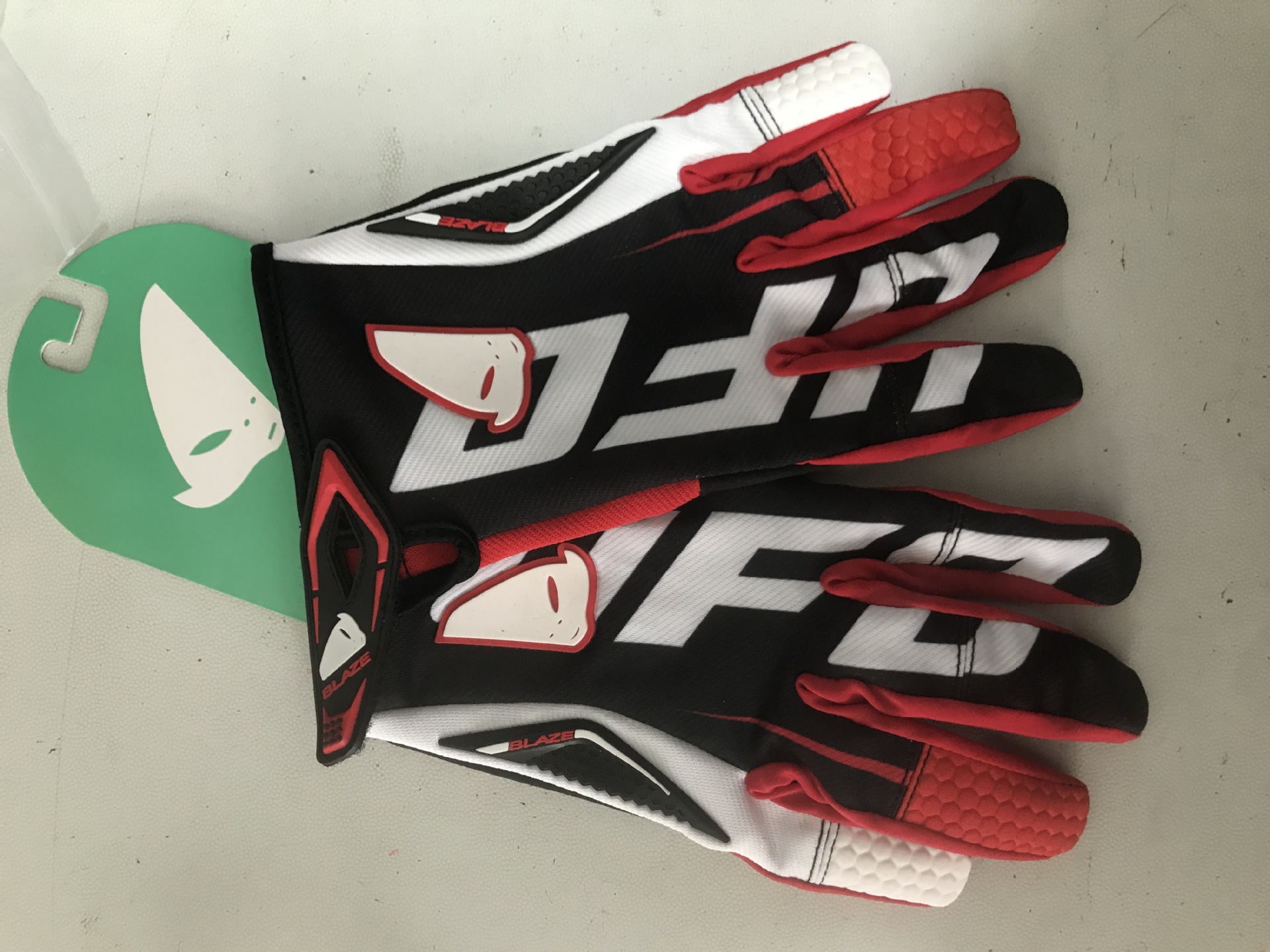 검정색과 흰색 빨간색