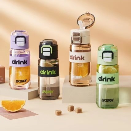 Jinshi nuevos productos portátiles estudiantes de alta capacidad doble bebida taza de paja 700ml deportivo simple jarro taza de plástico