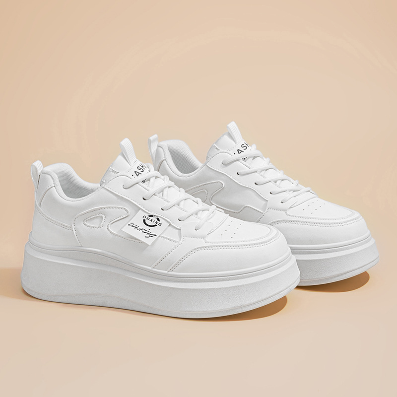 Pequeños zapatos blancos para mujeres 2025 primavera nuevos zapatos de tablero transpirables para mujeres ins coreanos zapatos deportivos de suela gruesa zapatos casuales