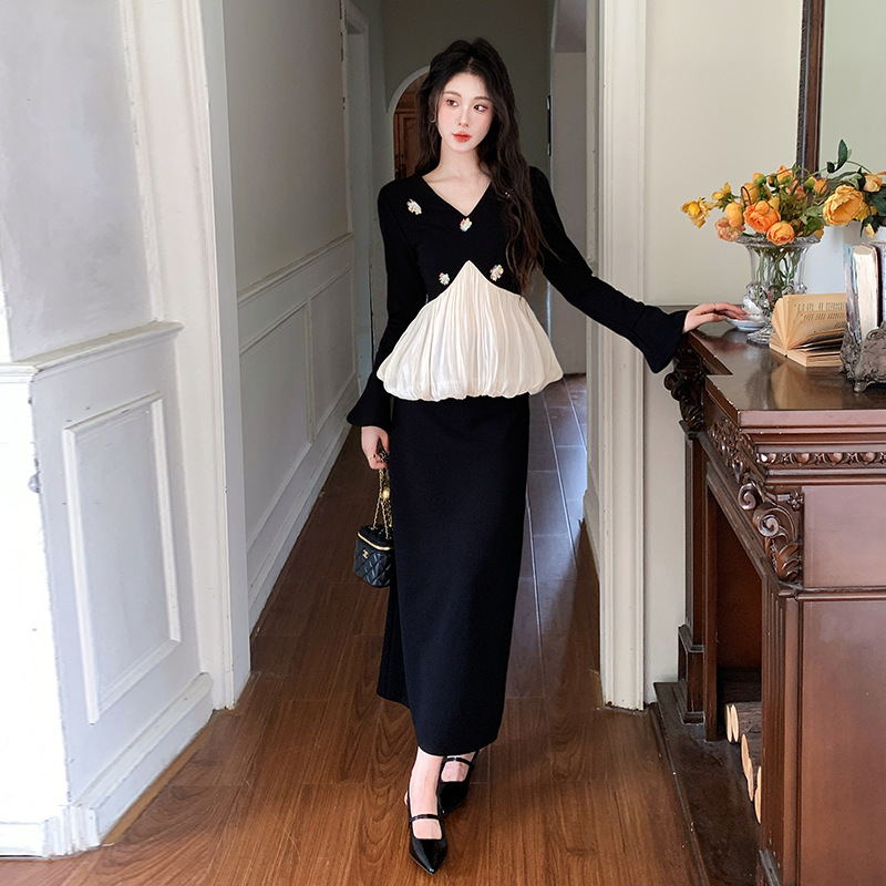 French-Style Fashionable and Youthful Two-Piece Black Dress with Bell Sleeves and V-Neck Floral Bud Dress