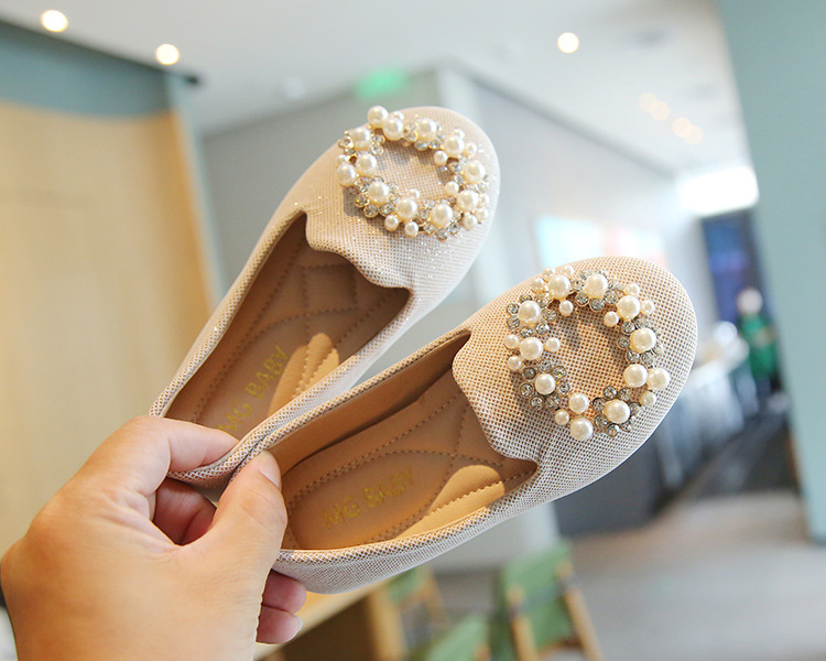 Sapatos de pele para menina estilo princesa com pérolas_voghion.com