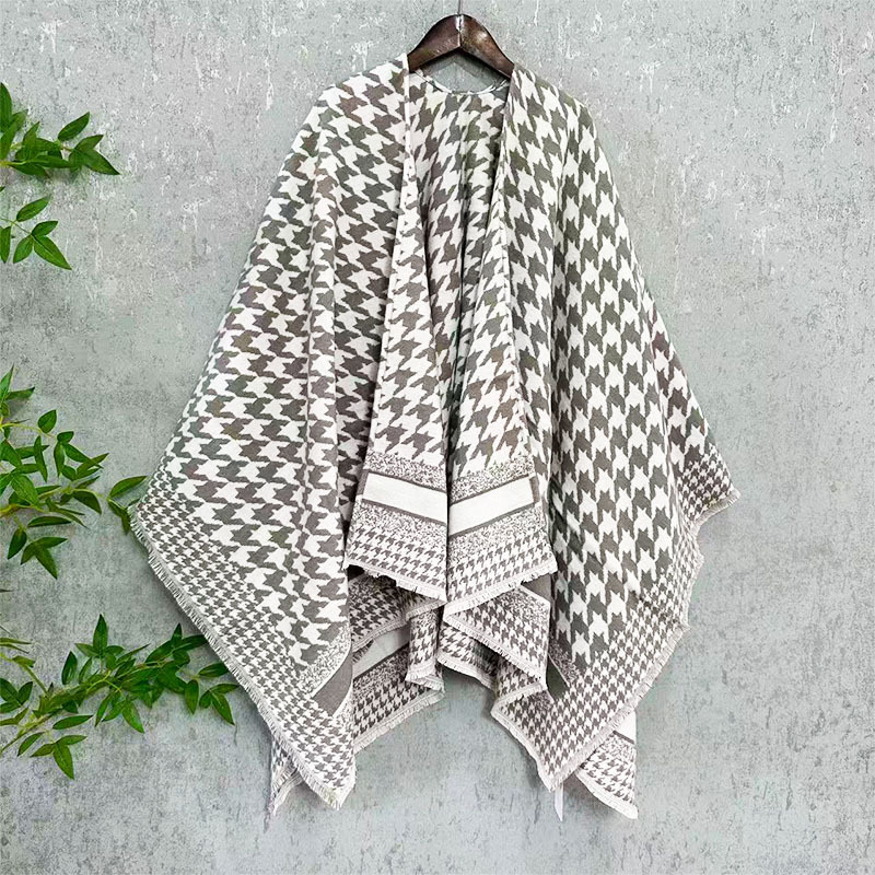 爆款字母流苏披肩女秋冬季时尚围巾百搭复古加厚保暖披风斗篷外套