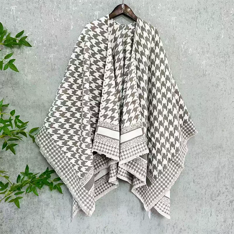 爆款字母流苏披肩女秋冬季时尚围巾百搭复古加厚保暖披风斗篷外套