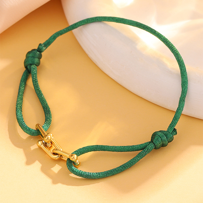 Personalidad creativa joyería de acero inoxidable en forma de U cuerda de mano tejida a mano venta caliente europea y americana joyería de cuerda roja simple y versátil