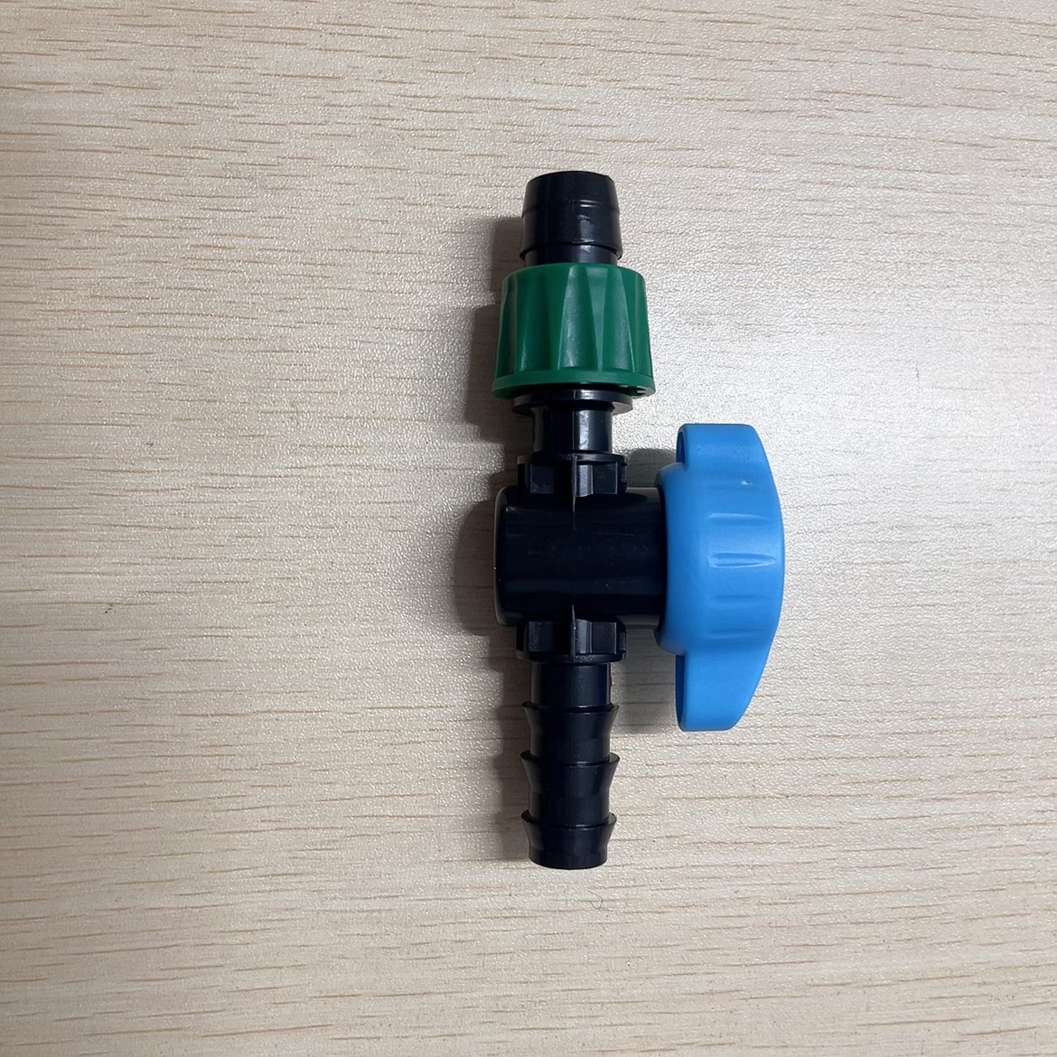 Nuevo mango azul 16 tubo PE girar 16 riego por goteo con bloqueo a través de la válvula de riego por goteo tipo parche con interruptor válvula de tubo PE