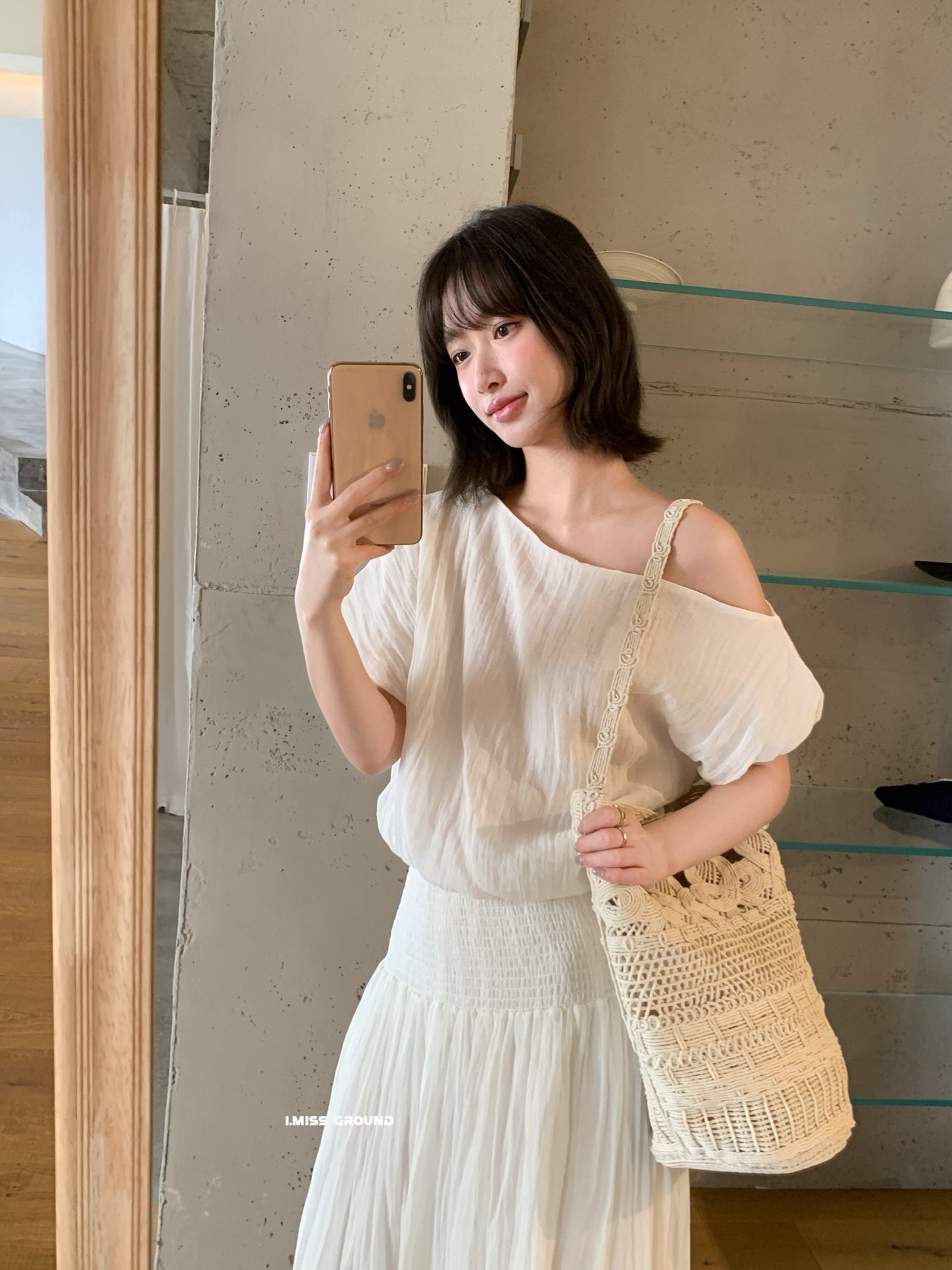 Bộ áo sơ mi lệch vai ngắn tay kết hợp chân váy xếp ly nữ tính phong cách Hàn Quốc — Áo sơ mi trắng, Áo sơ mi hồng cam, Chân váy hồng cam, Trắng nửa váy chi tiết 26