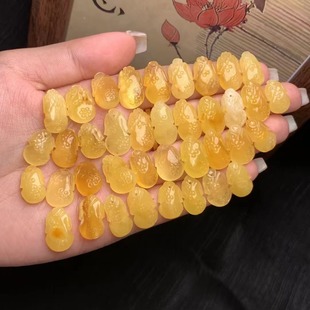 Natural beeswax small carved cheongsam chicken yellow wax rich and full casual diy Wen play accessories wholesale