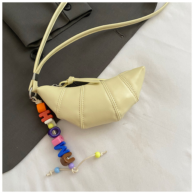 The cute horn bag with a niche neckline design is fashionable and trendy. The mini crossbody bag is in a solid color, simple and elegant with a high-end texture undefined