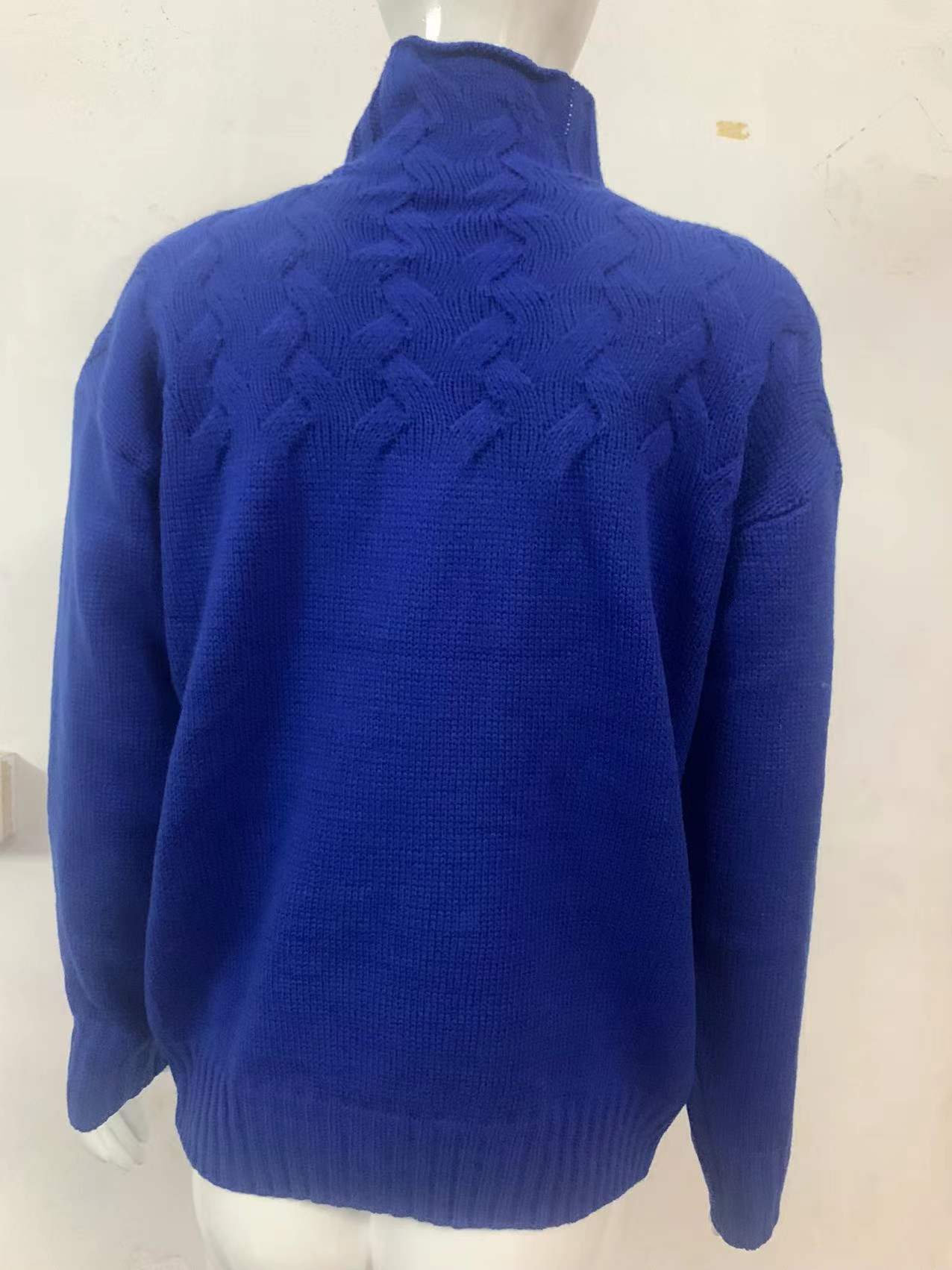 Maglione a maniche lunghe con collo alto e dettagli in maglia a trecce alla moda per donna_voghion.com