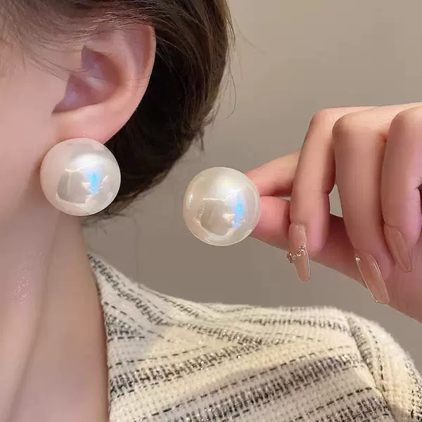 Large round pearl earrings French exaggerated high-end earrings female niche fashion temperament personality earrings wholesale