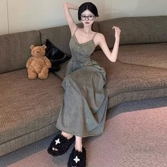 レトロ水洗いして古いデニムストラップワンピースを作ります。
