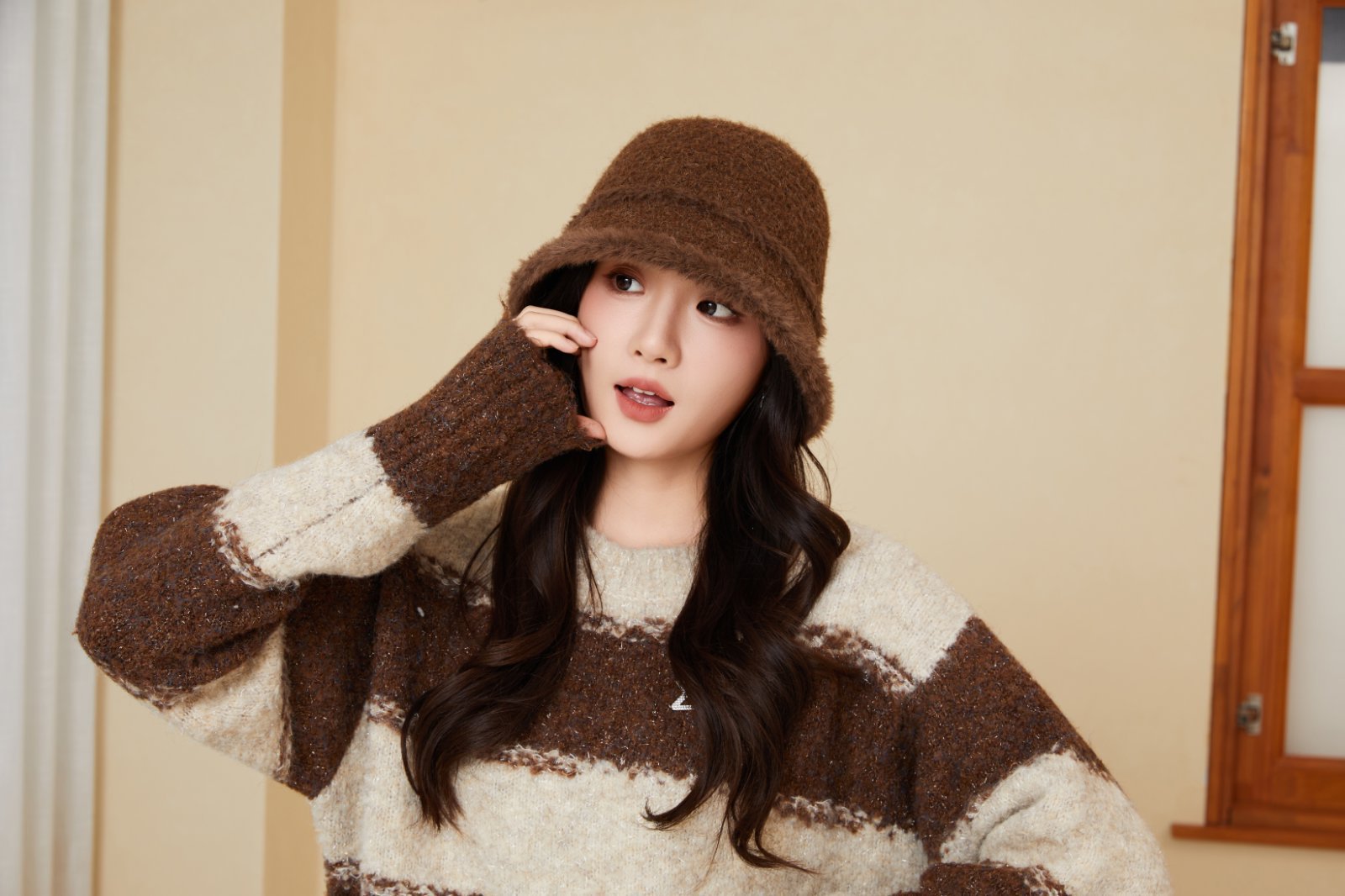 Versione coreana Visone Veet Protezione per le orecchie Fessura Donna Autunno Inverno Caldo Casual Versatile Viso Dimagrante Maglia Pescatore_voghion.com