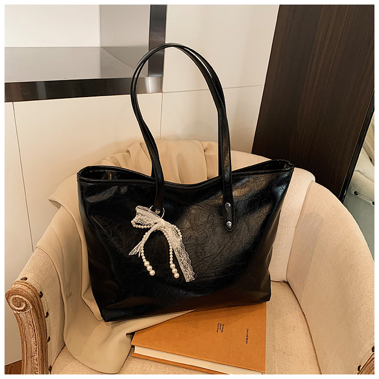 The 2025 summer new stylish and simple tote bag is a casual and trendy large-capacity tote bag with a niche design for women undefined