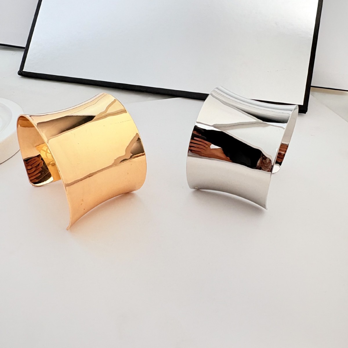Quality fashionable universal glossy bracelet