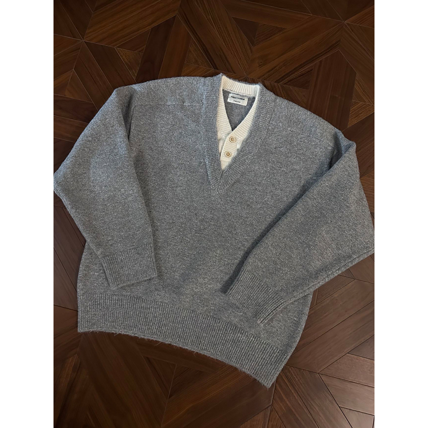 Zweiteiliger Herren-Strickpullover mit V-Ausschnitt im lässigen Preppy-Stil mit langen Ärmeln aus Polyester für Herbst und Winter – im altmodischen amerikanischen Retro-Look._voghion.com