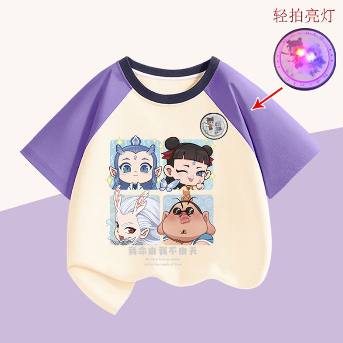 보라색 어깨가 있는 살구색