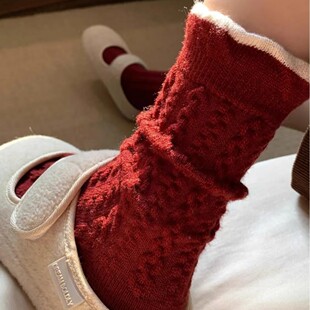 Confused ~ bloggers also love to wear red ~ twist retro red new wa! The color is super positive chao and white ~