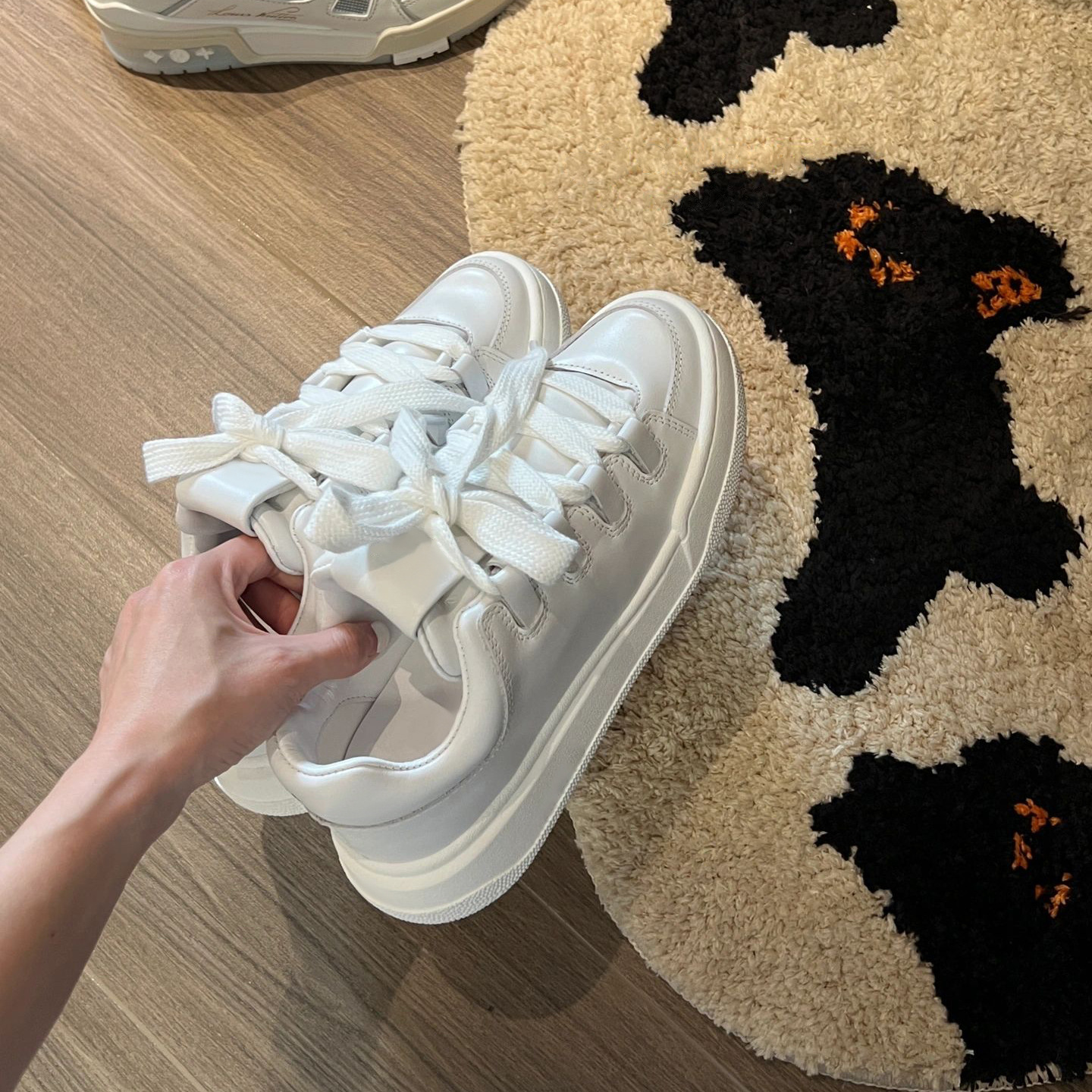 Edición de cuero de vaca ~ Miufeng versátil de cuero de suela gruesa zapatos blancos de primavera correa de zapatos blancos casuales para aumentar la altura de zapatos de skate