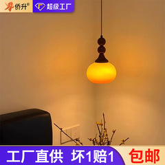 中古風のベッドの上のシャンデリアの復古的なフランスの寝室は昇降することができます。
