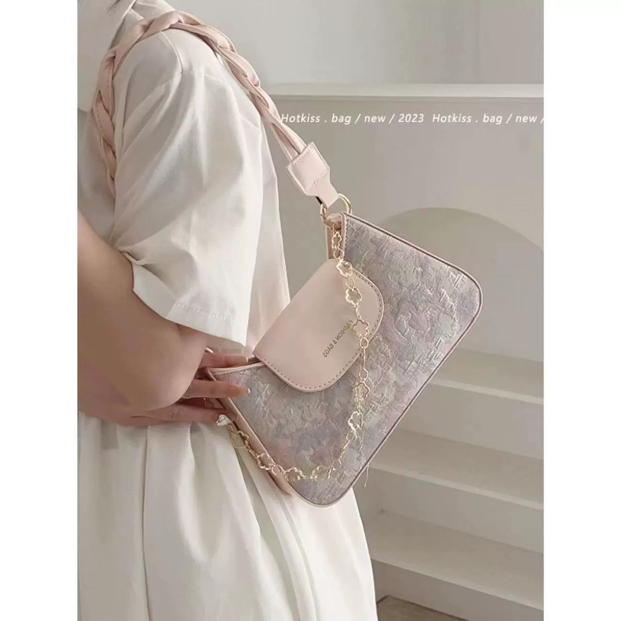 Маленькая сумка через плечо Shoulder, 2023 коллекция, 24.5×22×15×6 см, цепочная деталь