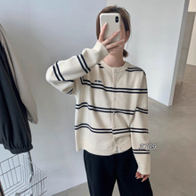 简约时尚羊毛针织开衫上衣女 2025冬季新款韩版刺绣条纹彩色扣外