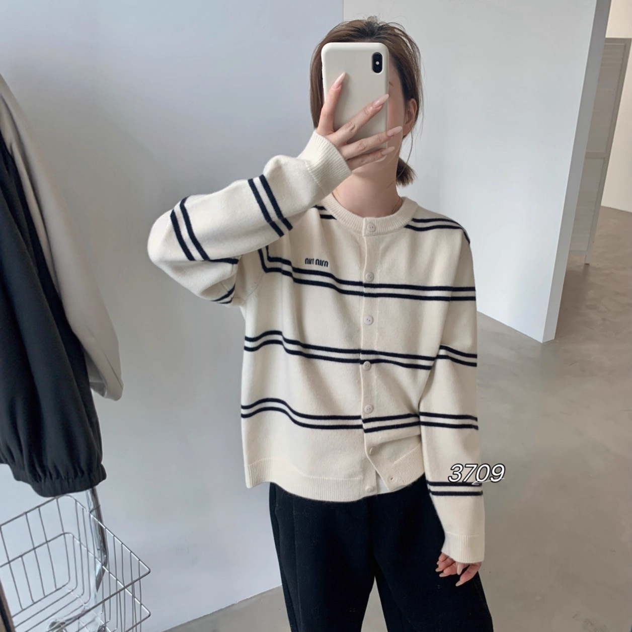 简约时尚羊毛针织开衫上衣女 2025冬季新款韩版刺绣条纹彩色扣外