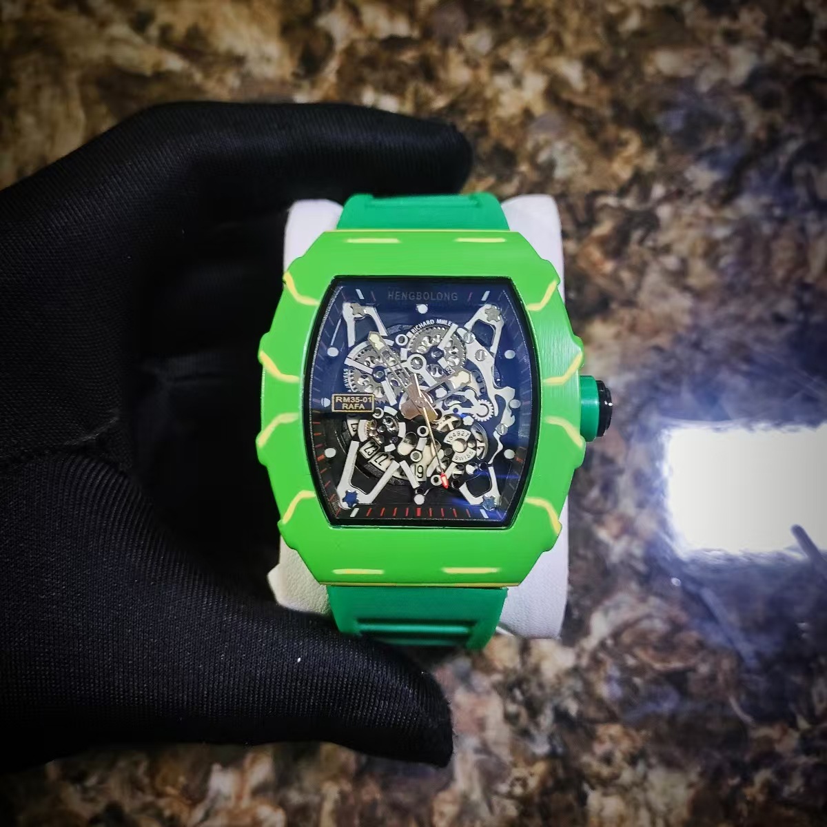 새로운 유행 대외 무역 남자 세 손 석영 시계 통 모양의 중공 모조 세라믹 유럽과 미국의 스포츠 달력 시계