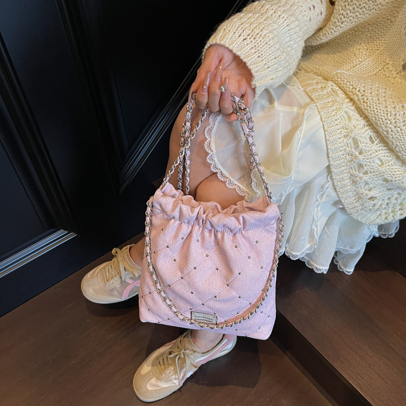 Bolso de cubo Xiaoxiangfeng 2025 nuevo bolso de cadena remache bolso de hombro de mezclilla bolso de mensajero bordado de diamantes mujer