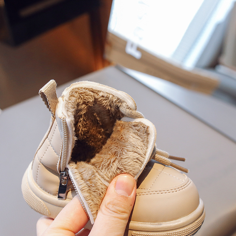 Zapatos de algodón para niños 2023 Invierno nuevas botas de nieve calientes con forro polar botas cortas retro zapatos de bebé para niños botas de algodón para niñas